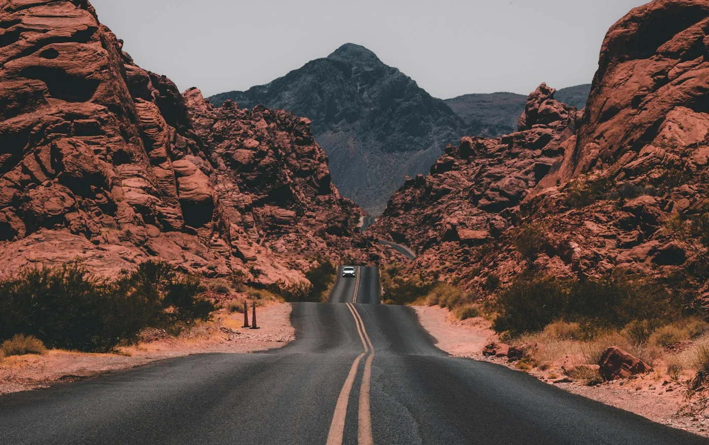 Paisagem aberta com estrada e montanhas — imagem ilustrativa; não representa necessariamente o local citado.
