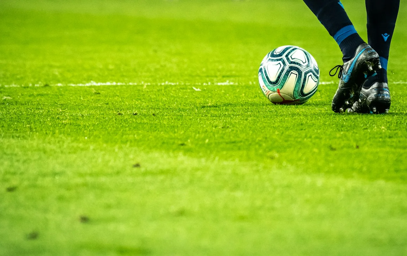 Bola de futebol em um gramado — imagem ilustrativa; não representa necessariamente o local citado.